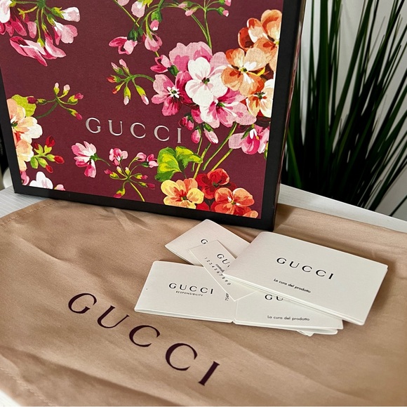 GUCCI GG SUPREME BLOOMS TOILETRY BAG/CLUTCH - Picture 15 of 15